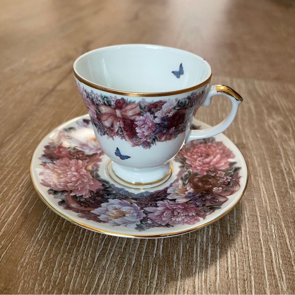 Bradford Exchange  set of 2 Circle of Love Teacup Saucer Set Gold Trim 1996